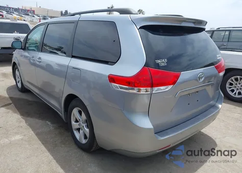 2012 Toyota Sienna Le V6 8 Passenger z USA, uszkodzony, nr VIN 5TDKK3DC5CS183731